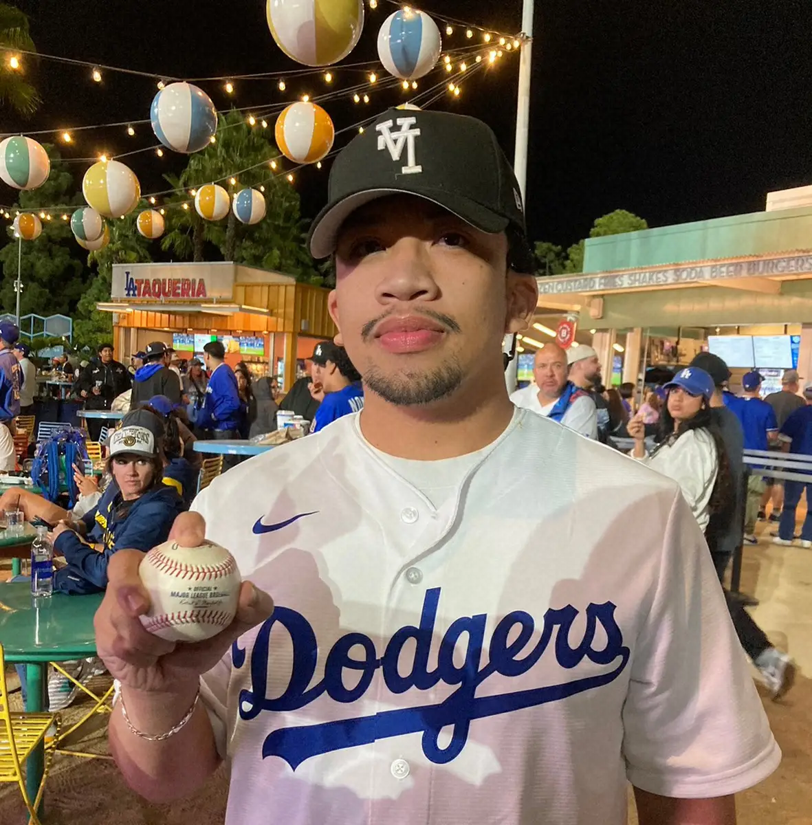 【画像・写真】LA在住26歳に幸運が舞い降りる　大谷翔平この日2本目の特大弾球ゲット　売却かは「場合によるね」