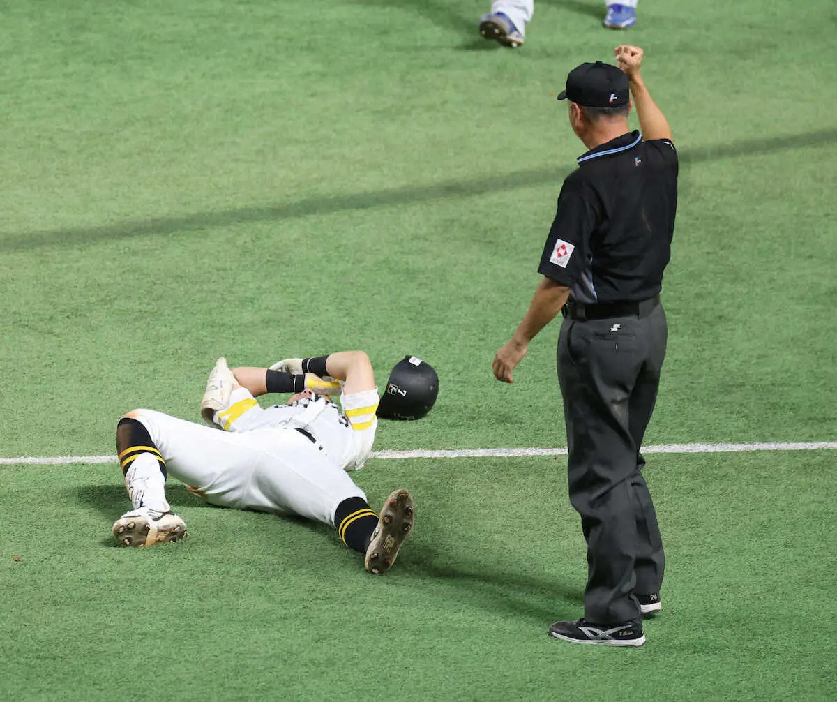 【画像・写真】球場騒然…ソフトバンク中村晃が一塁塁審と正面衝突のアクシデント　担架で運ばれ救急搬送も意識あり