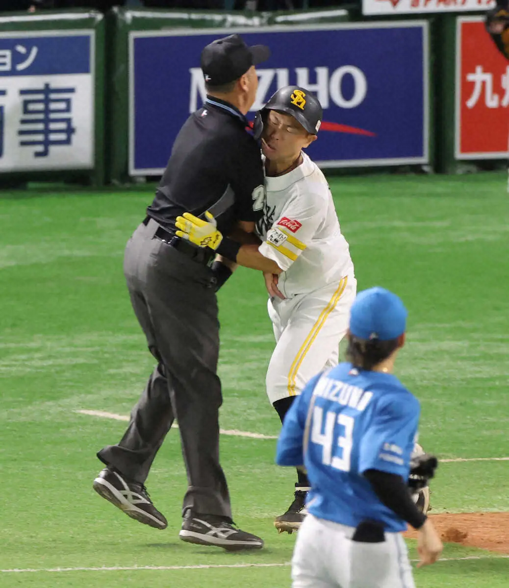 【画像・写真】＜ソ・日＞3回、ゴロを放った中村は塁審・嶋田（左）と激突（撮影・岡田　丈靖）