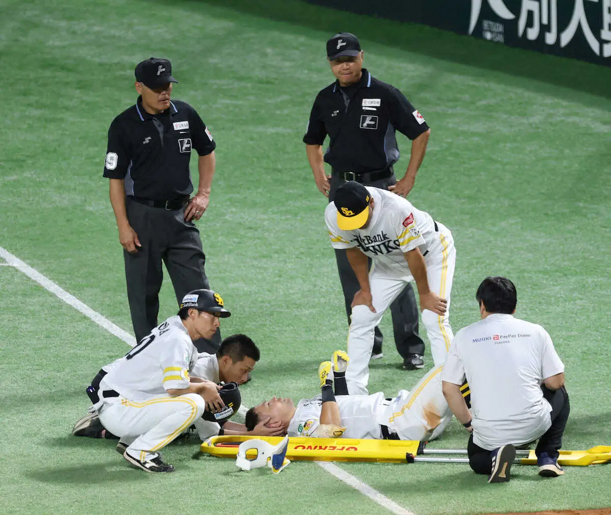 【画像・写真】＜ソ・日＞　3回、一ゴロに倒れ、一塁審判と衝突し、倒れ込む中村（右から2人目）　（撮影・平嶋　理子）　