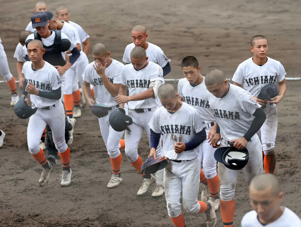 【画像・写真】＜高校野球近畿大会　市尼崎・近江＞初戦敗退に肩を落とす市尼崎の選手たち（撮影・北條　貴史）