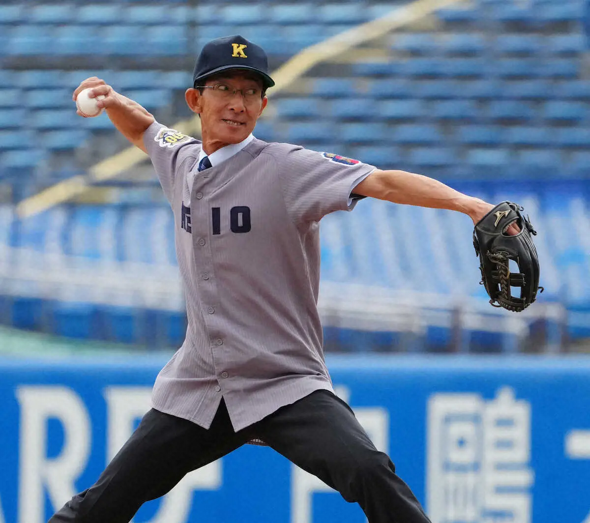 【画像・写真】【東京六大学】慶大OB・上田和明氏がレジェンド始球式　小気味いいストレート「135キロ投げろと…」