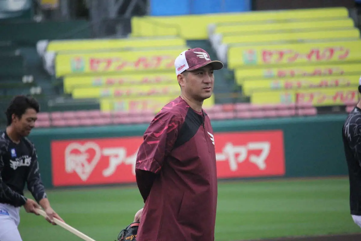 【画像・写真】楽天　井野卓バッテリコーチが秋季練習に合流