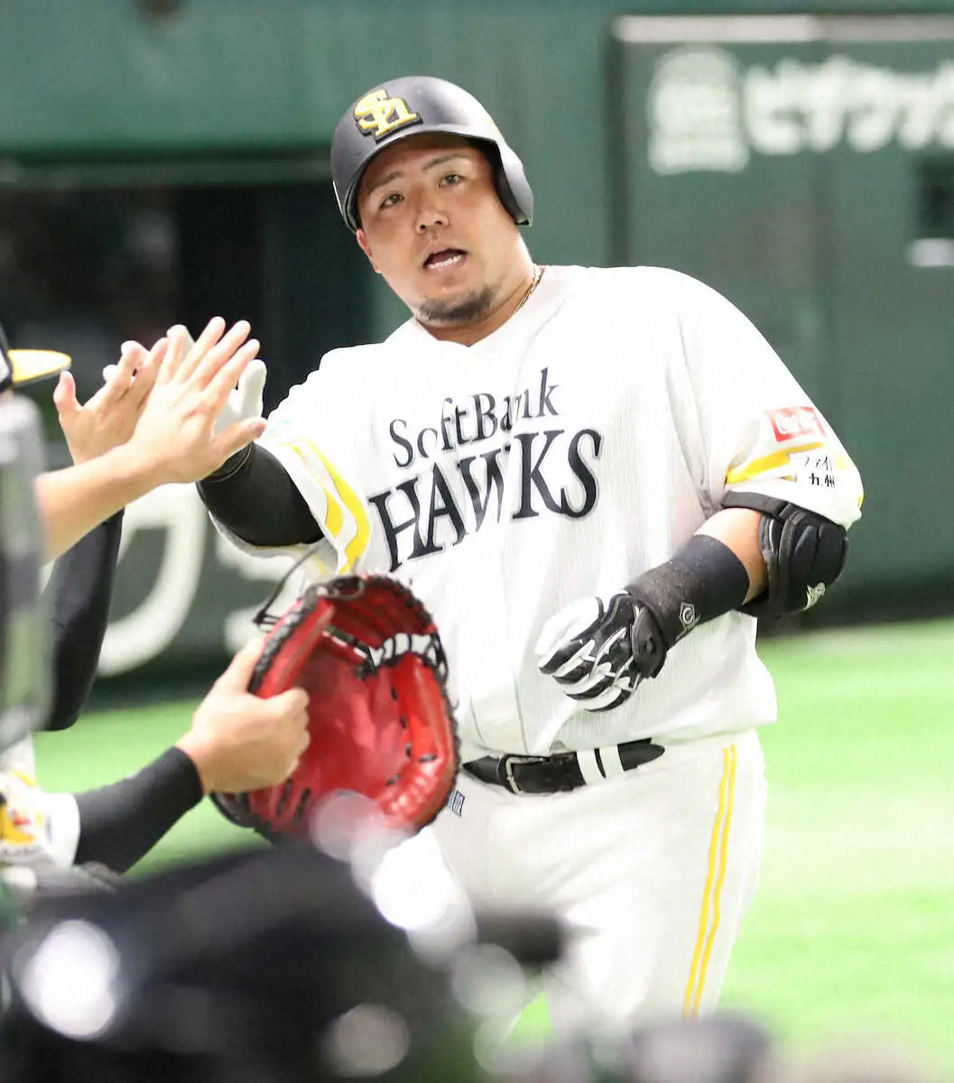 【画像・写真】パCSファイナルS＜ソ・日（5）＞　7回　左へ本塁打を放った山川　　　（撮影・成瀬　徹）