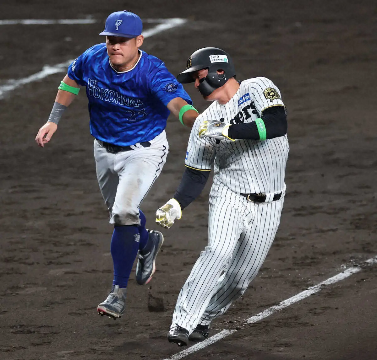 【画像・写真】セCSファイナルS第１戦の6回、大山の三ゴロで三本間に挟まれてタッチアウトとなる森下。野手は筒香