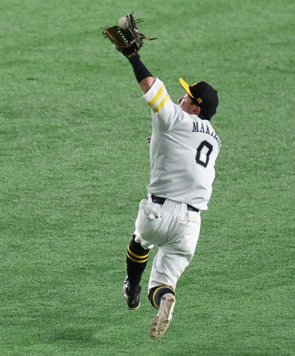 【画像・写真】＜ソ・日（5）＞8回、万波の飛球を好捕する牧原大