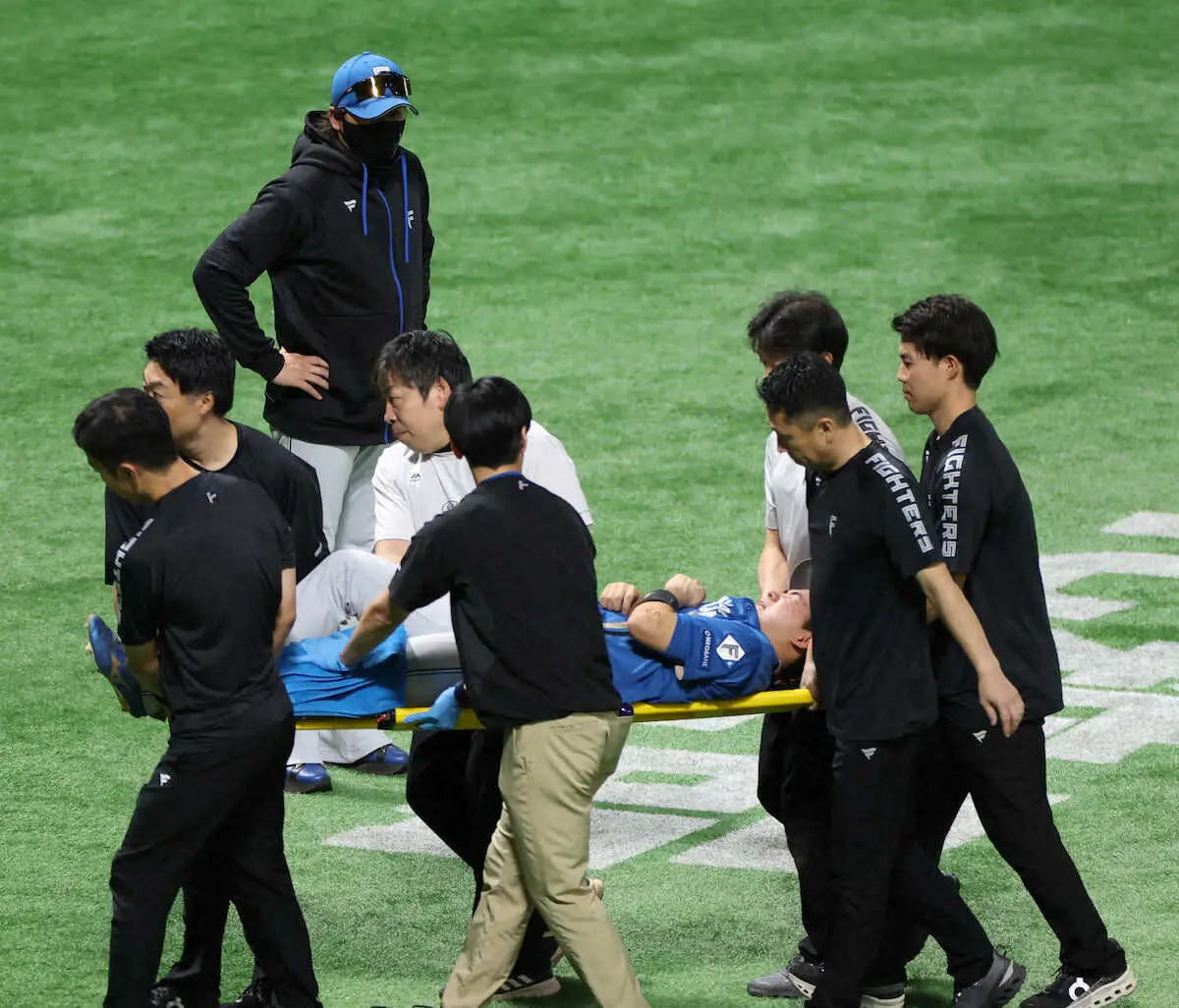 【画像・写真】日本ハム・山県　盗塁カバーで負傷交代　左大腿部挫創と診断