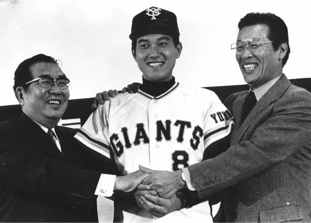 【画像・写真】1980年12月20日。ドラフト1位で巨人に入団した原辰徳（中央）、正力亨オーナー（左）、藤田元司監督