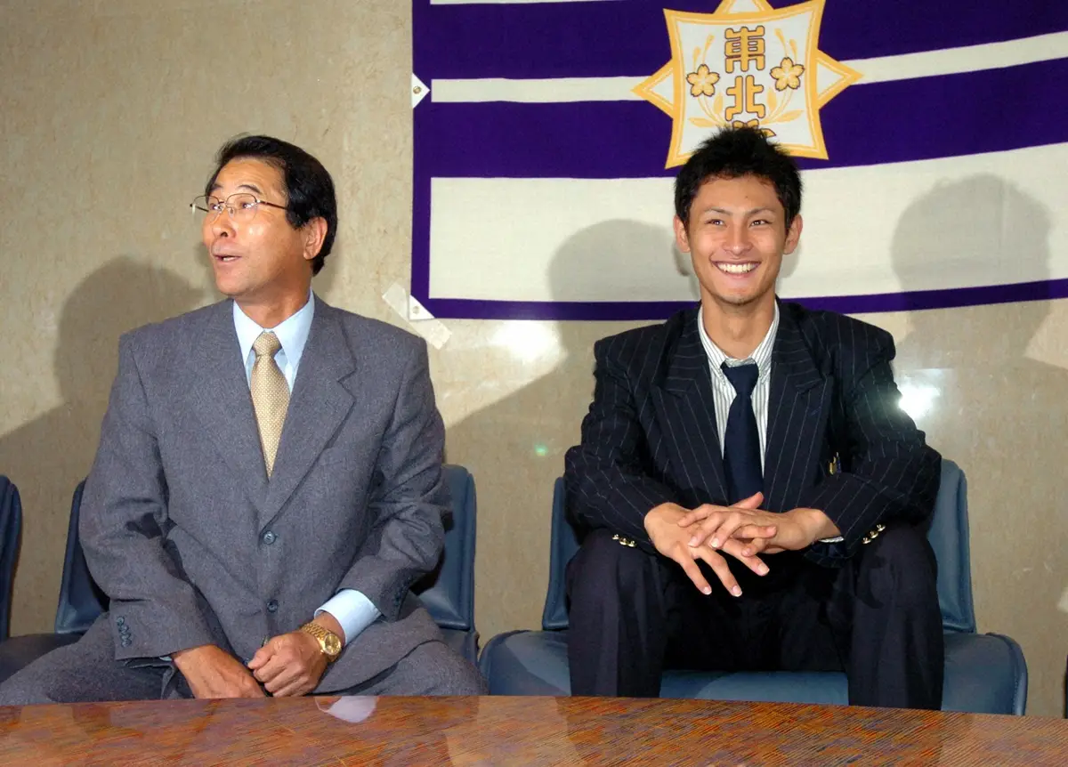 【画像・写真】2004年、日本ハムの高田繁GM（左）との会見で笑顔を見せるドラフト1巡目指名のダルビッシュ