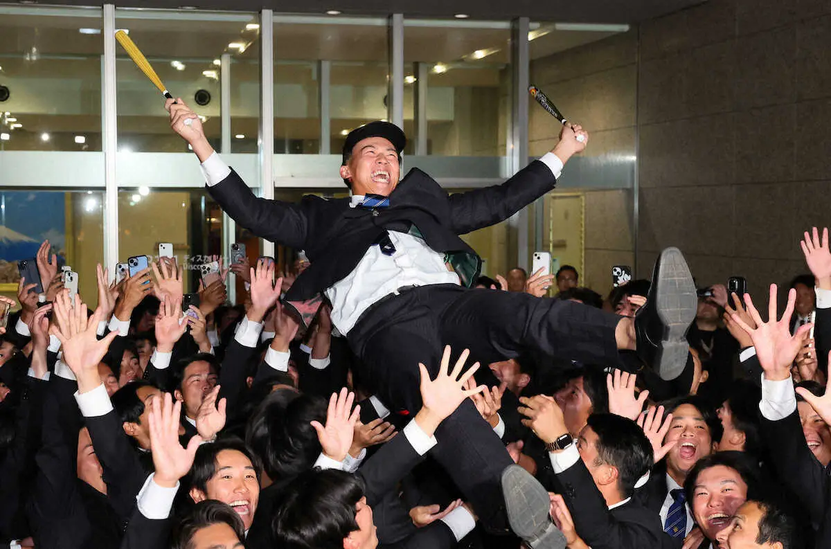 【画像・写真】＜ドラフト会議　創価大＞阪神から1位指名を受け、チームメートから胴上げされる創価大・立石（撮影・尾崎　有希）