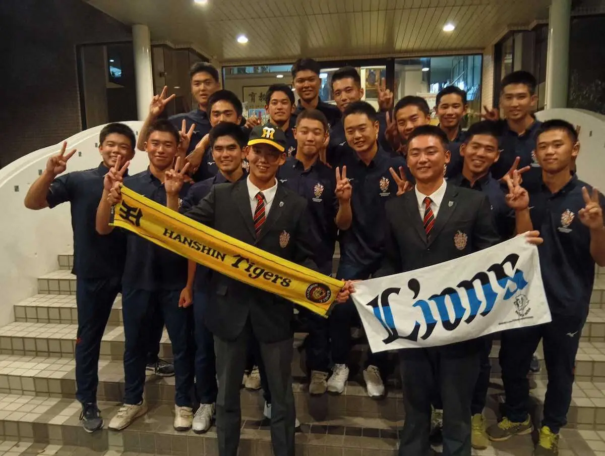 【画像・写真】チームメートと喜び合う神村学園の早瀬（左）