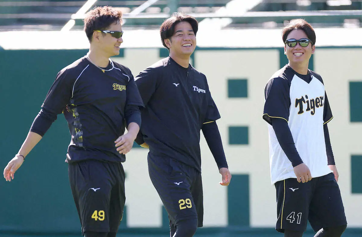 【画像・写真】（左から）大竹、高橋と体を動かす村上高橋、村上（撮影・後藤　正志）