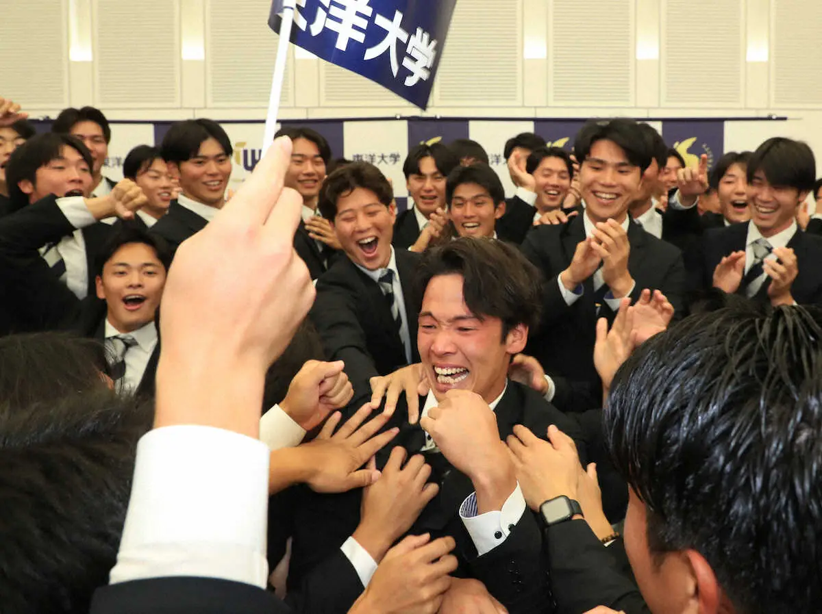 【画像・写真】＜ドラフト会議・東洋大＞野球部員から祝福される中日6位指名された花田（中央）　（撮影・西川祐介）