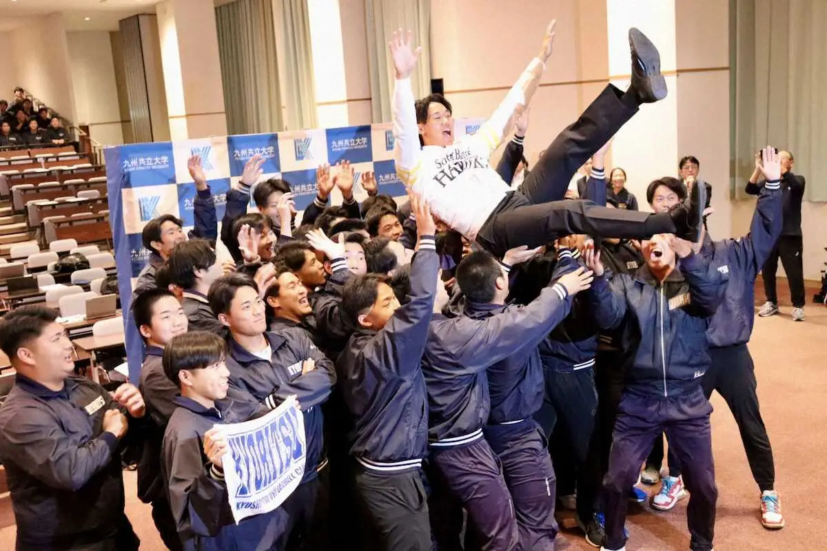 【画像・写真】ソフトバンクからドラフト2位指名を受け、チームメイトに胴上げをされる九共大の稲川（撮影・昼間里紗）