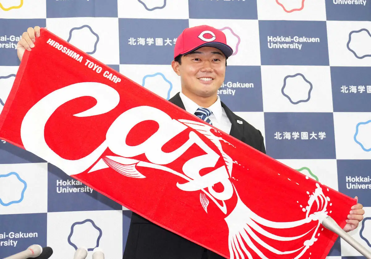 【画像・写真】＜ドラフト会議・北海学園大＞広島から4位指名を受け笑顔でポーズを決める工藤（撮影・高橋　茂夫）