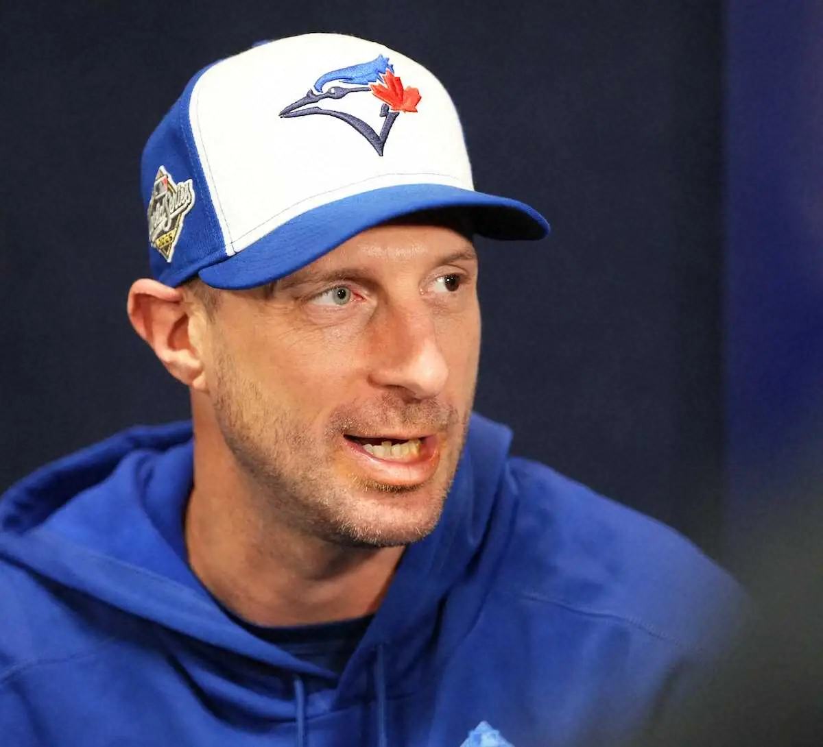 【画像・写真】＜ワールドシリーズ公式練習＞報道陣の質問に答えるシャーザー（撮影・沢田　明徳）