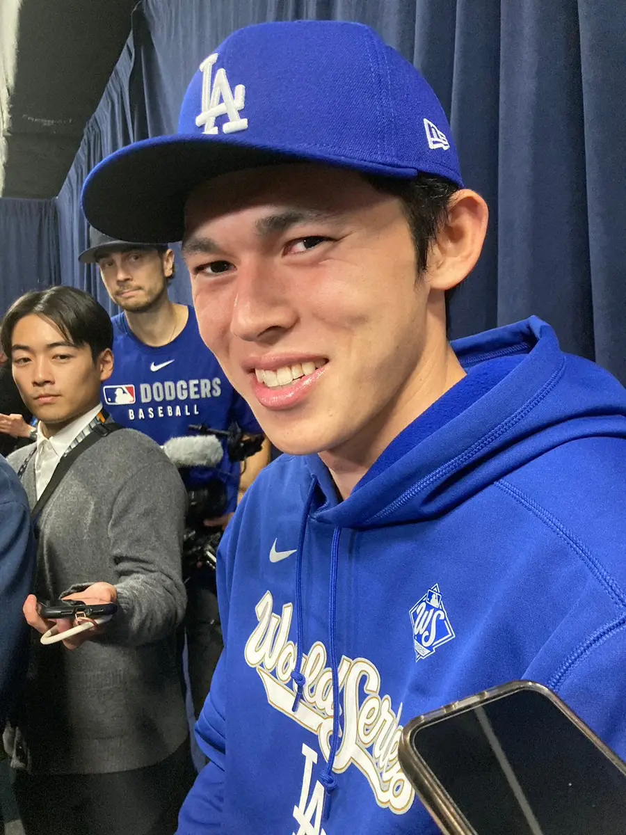 【画像・写真】メディアの取材に応じるドジャース・佐々木朗希（撮影・杉浦　大介通信員）
