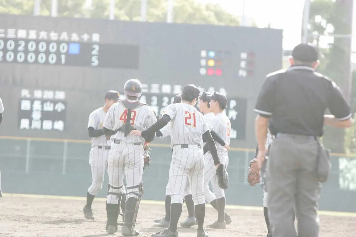 【画像・写真】【近畿学生野球】大阪公立大が2勝1敗で1部残留決定　大学で野球引退の4年生が活躍！後輩にプレゼント