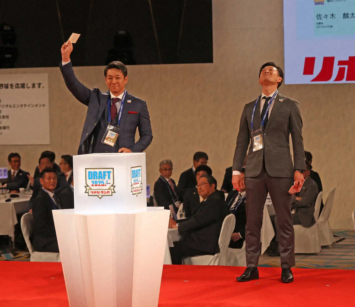 【画像・写真】ロッテ・サブロー監督　健大カラーの青のスーツで交渉権獲得「世界に羽ばたける投手に」