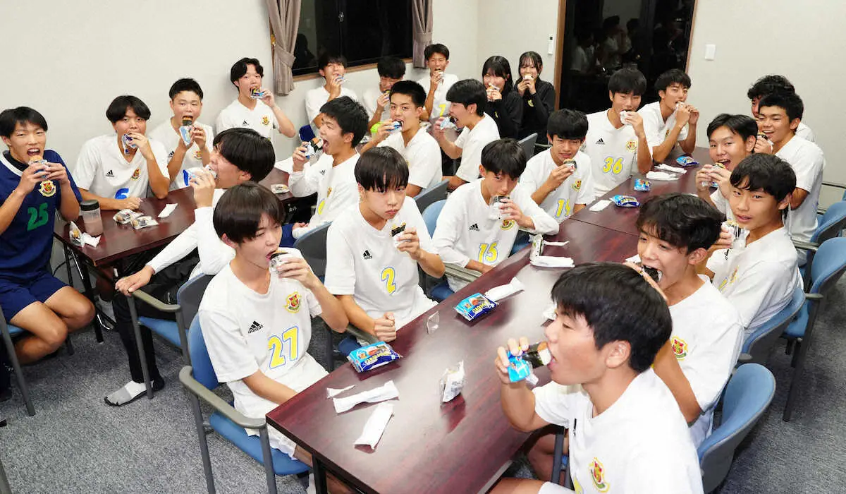 【画像・写真】八王子学園八王子サッカー部におむすび50個＆大谷からの手紙　部員大盛り上がり　ファミマ社会貢献活動で