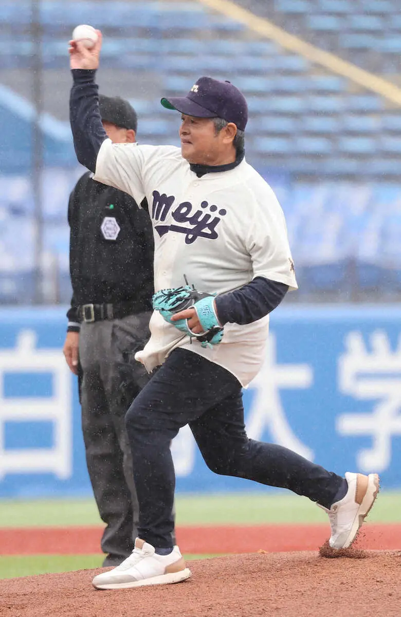 【画像・写真】【東京六大学野球・レジェンド始球式】明大OB・武田一浩氏　ワンバウンドに「50点。ホームが遠い」