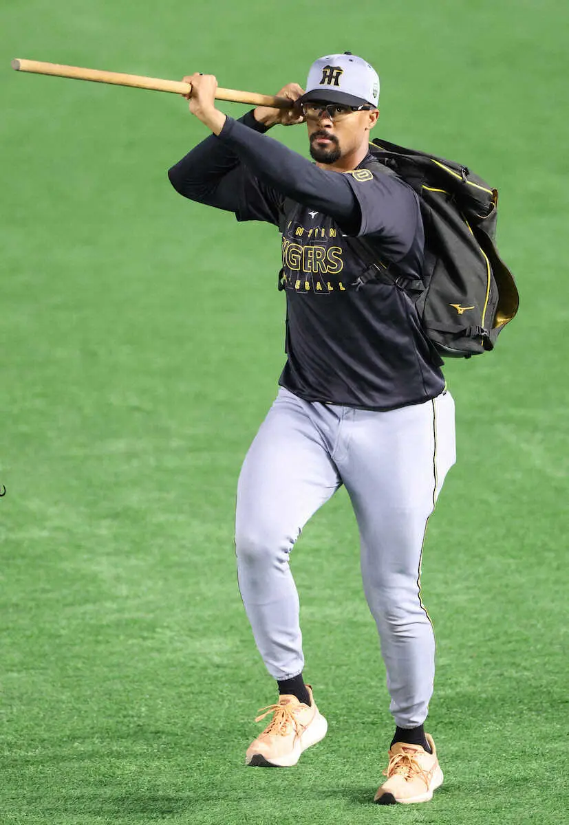 【画像・写真】阪神助っ人　大一番を前にしても心強いリラックス　棒高跳びでもやるの？　形態模写を連発