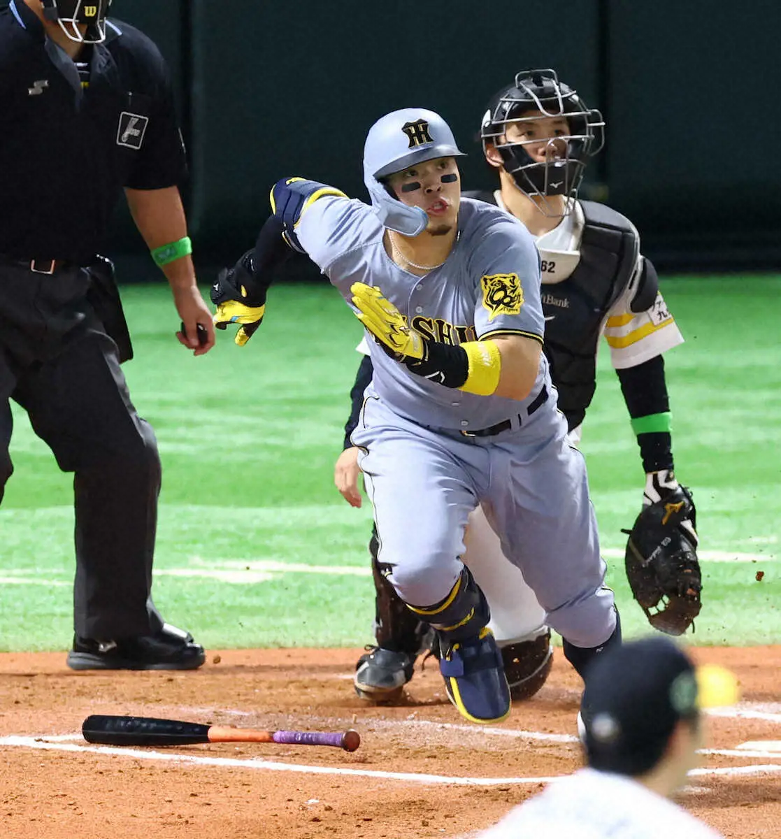 【画像・写真】＜ソ・神＞6回、適時二塁打を放つ佐藤輝（撮影・岸　良祐）　