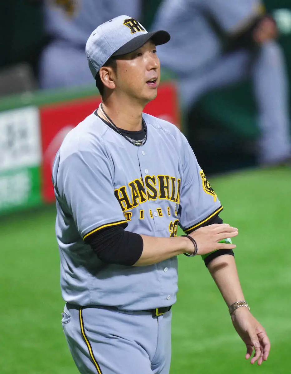 【画像・写真】＜ソ・神＞8回、交代を告げる藤川監督（撮影・木村　揚輔）