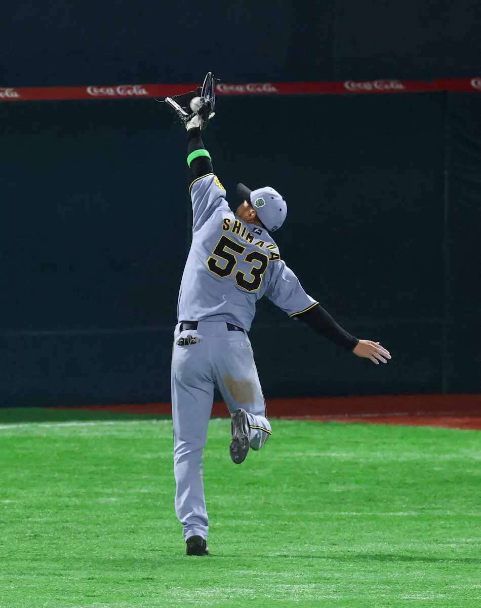 【画像・写真】＜ソ・神＞8回、柳町の打球を好捕する島田（撮影・岸　良祐）　