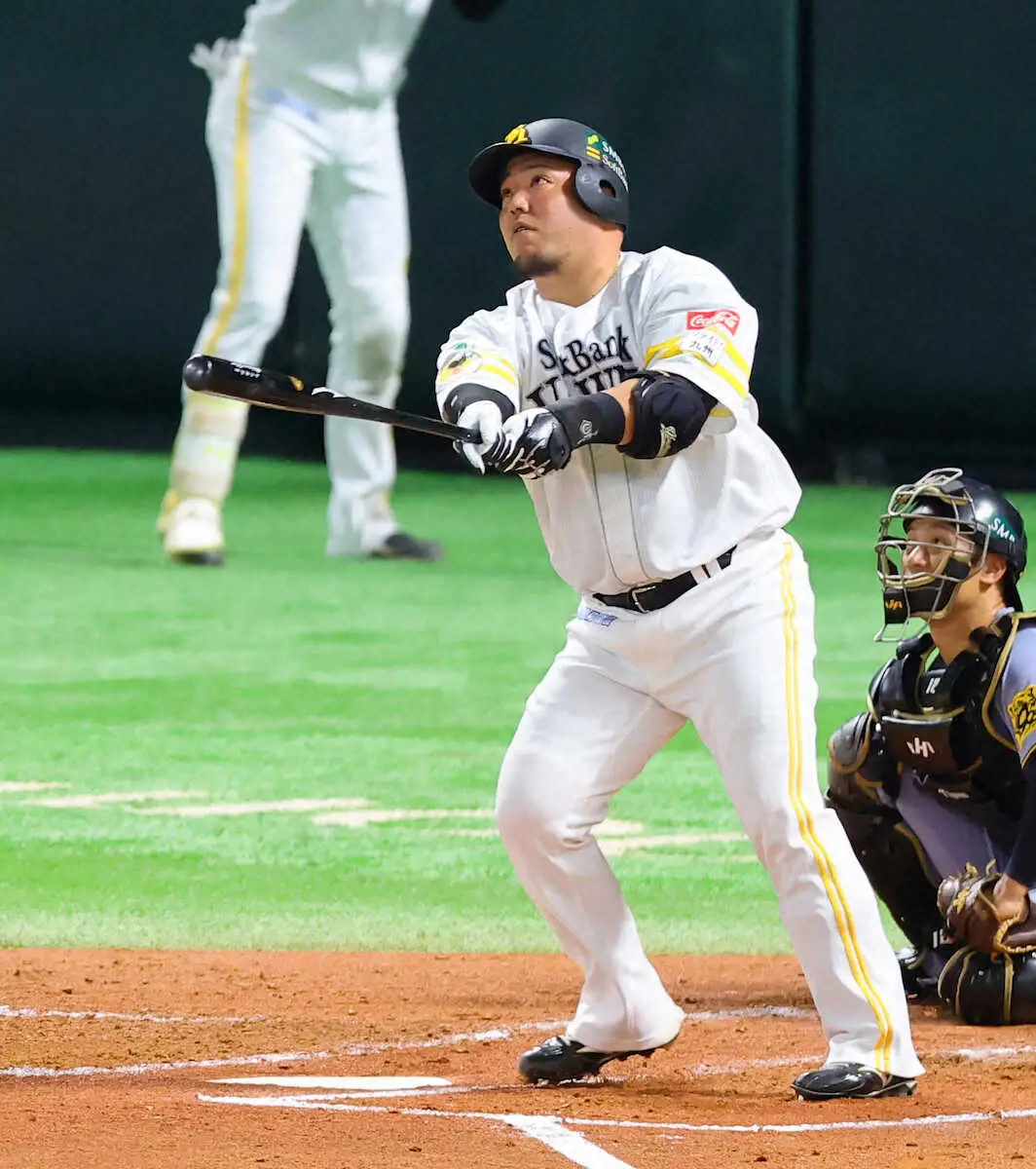 【画像・写真】日本シリーズ＜ソ・神（2）＞初回、勝ち越しの2点適時二塁打を放つ山川（撮影・光山　貴大）