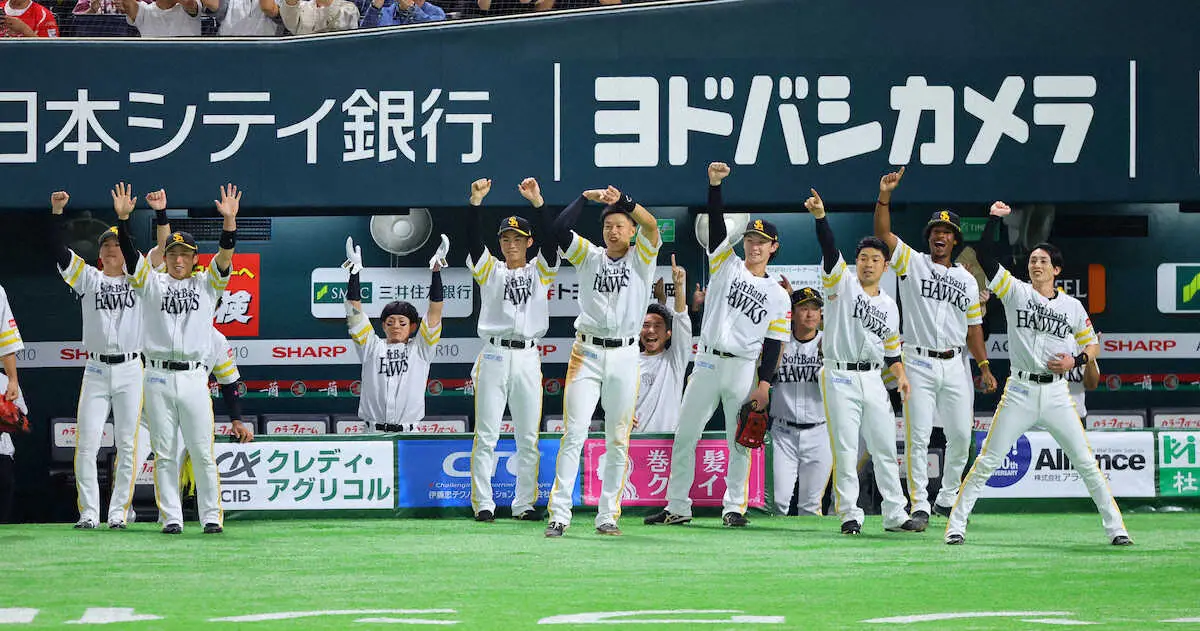 【画像・写真】初回、山川の勝ち越しの2点適時二塁打にベンチは大盛り上がり