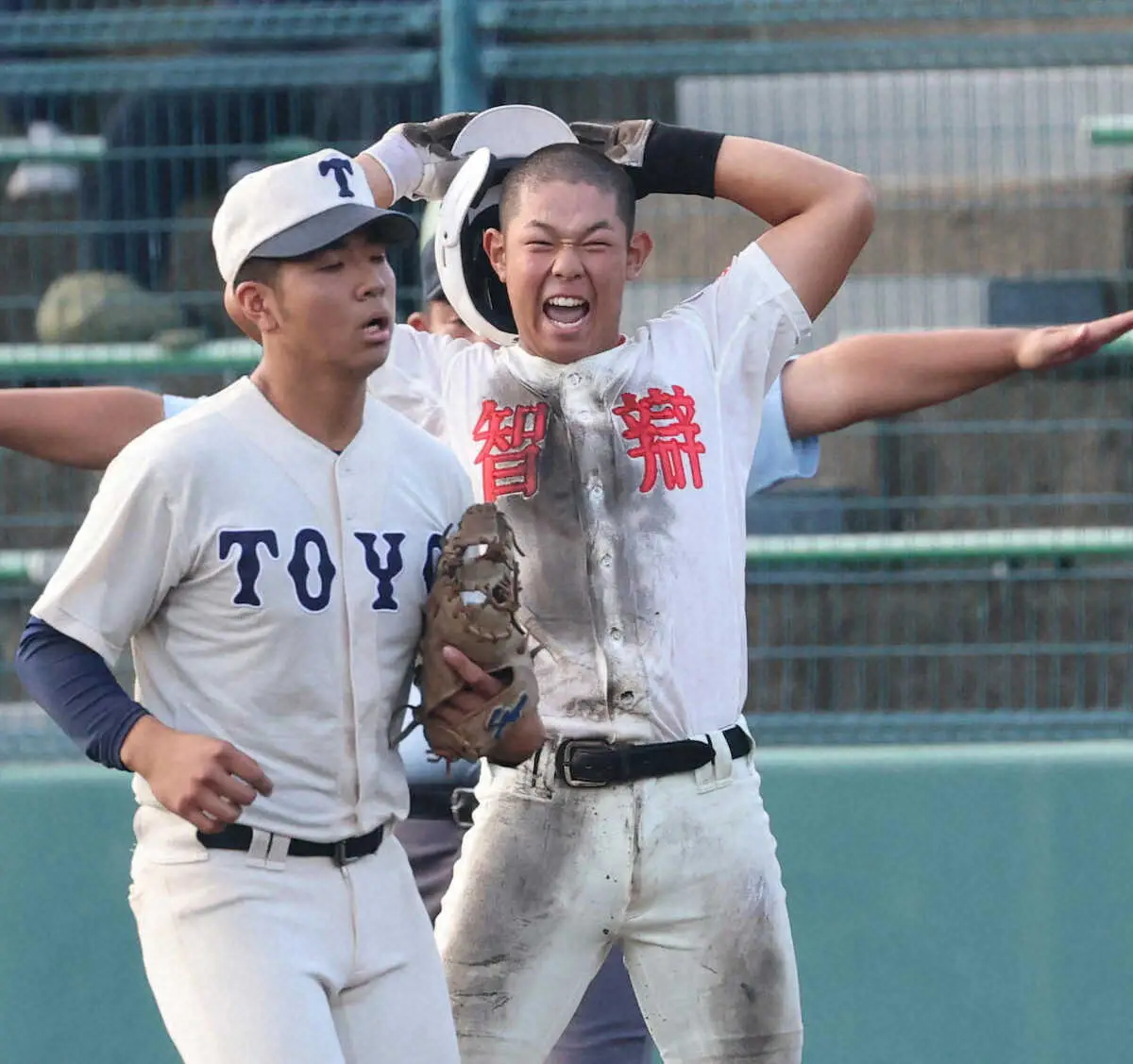 【画像・写真】＜智弁学園・東洋大姫路＞9回、サヨナラ適時打を放ち一塁上で喜びを爆発させる智弁学園・逢坂（右）（撮影・後藤　正志）