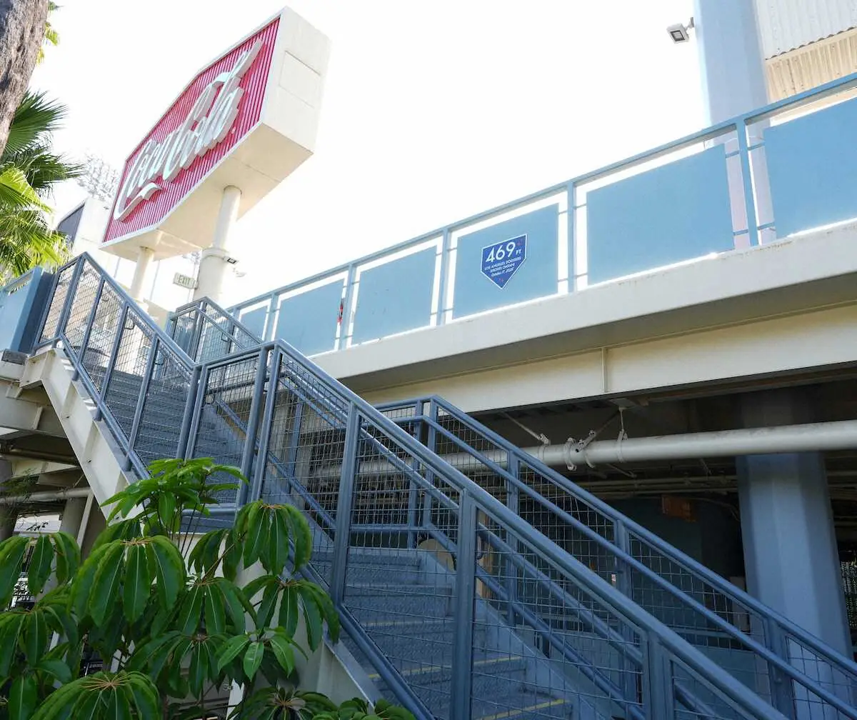 【画像・写真】大谷翔平　驚異の143m場外弾、記念プレート設置　伝説のNLCS第4戦が球場の歴史の1ページに