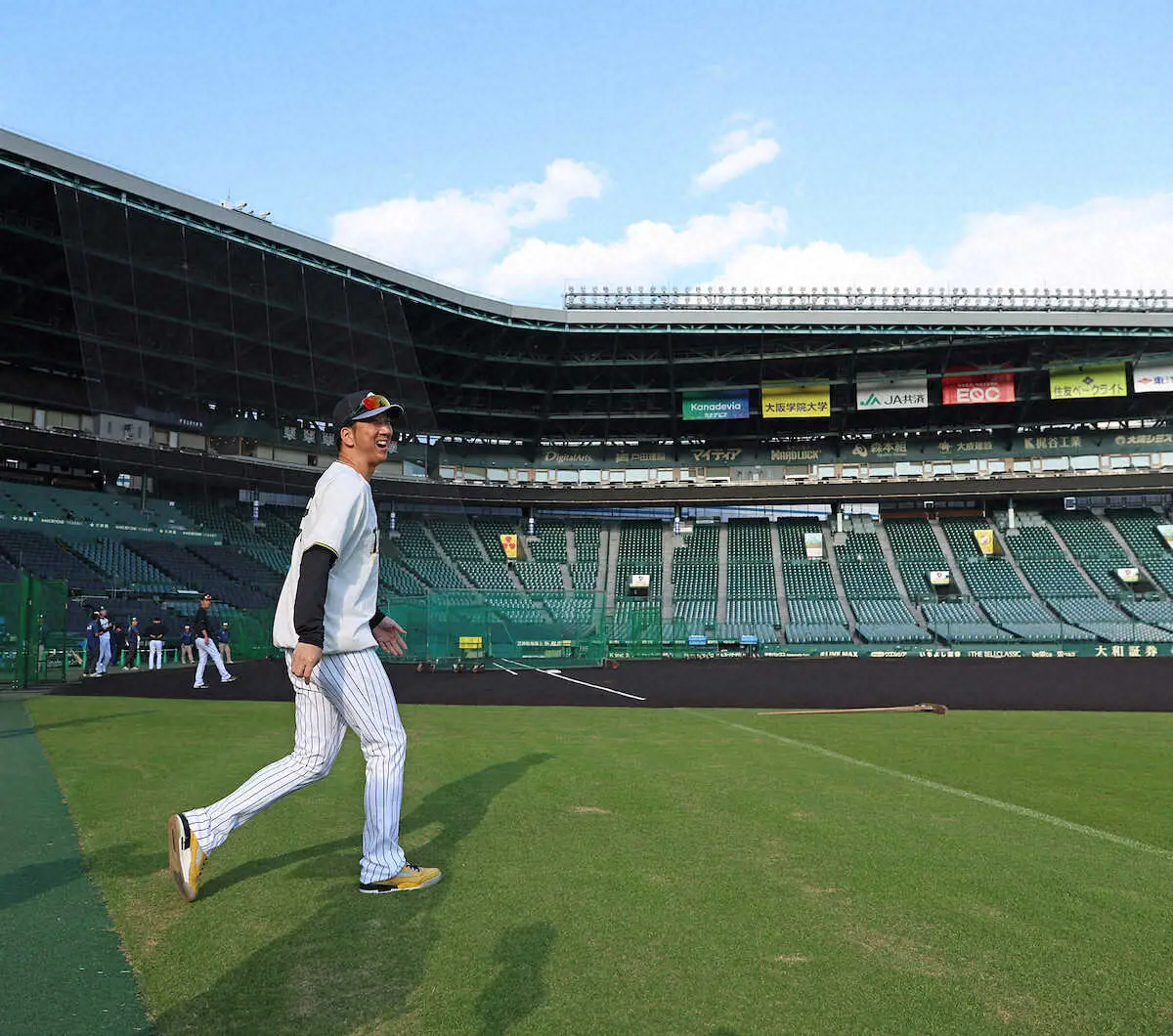【画像・写真】グラウンドへ足を踏み入れる藤川監督（撮影・岸　良祐）　