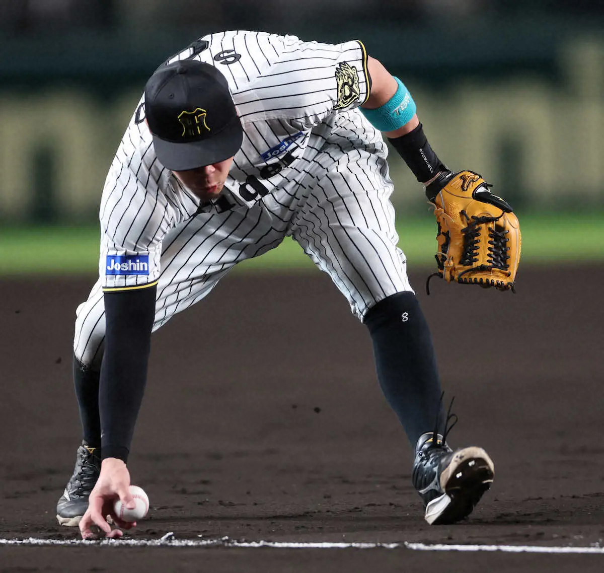 【画像・写真】【日本シリーズ】周東佑京の三塁線バントが議論呼ぶ「何でサトテル捕った？」「ファウルじゃ…」