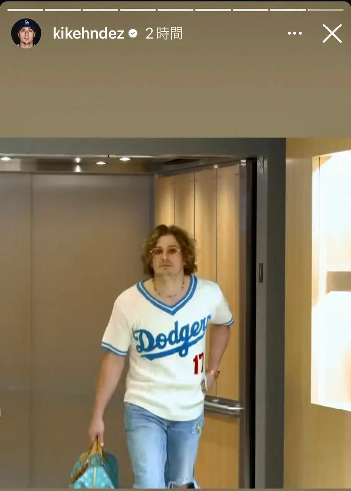 【画像・写真】フェンス乗りだしキャッチ！キケが好守備＆先制犠飛で大谷翔平を盛り立てる　私服でも“17”で鼓舞