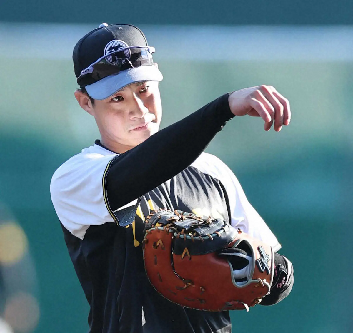 【画像・写真】阪神・木浪が一塁でノック受ける　今季は同ポジションで出場なし