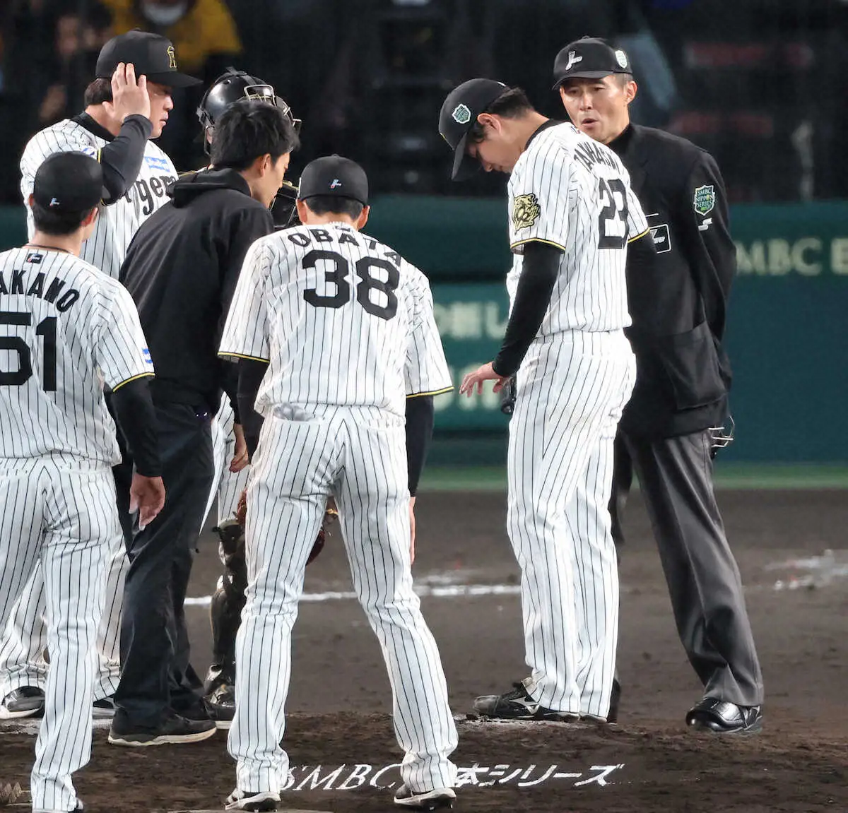 【画像・写真】阪神・高橋　打球直撃でまさかの負傷交代　第2戦では岩貞にも…受難続きの虎投手陣　2番手・畠が魂の投球