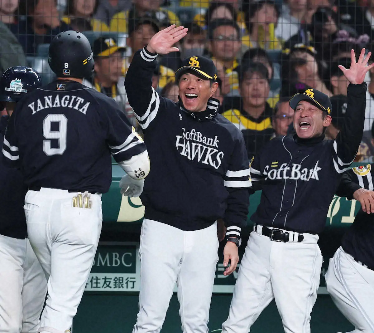【画像・写真】ソフトバンク・小久保監督「型にはめない」ひらめき采配貫きリベンジ初日本一！ナインに「おめでとう！」