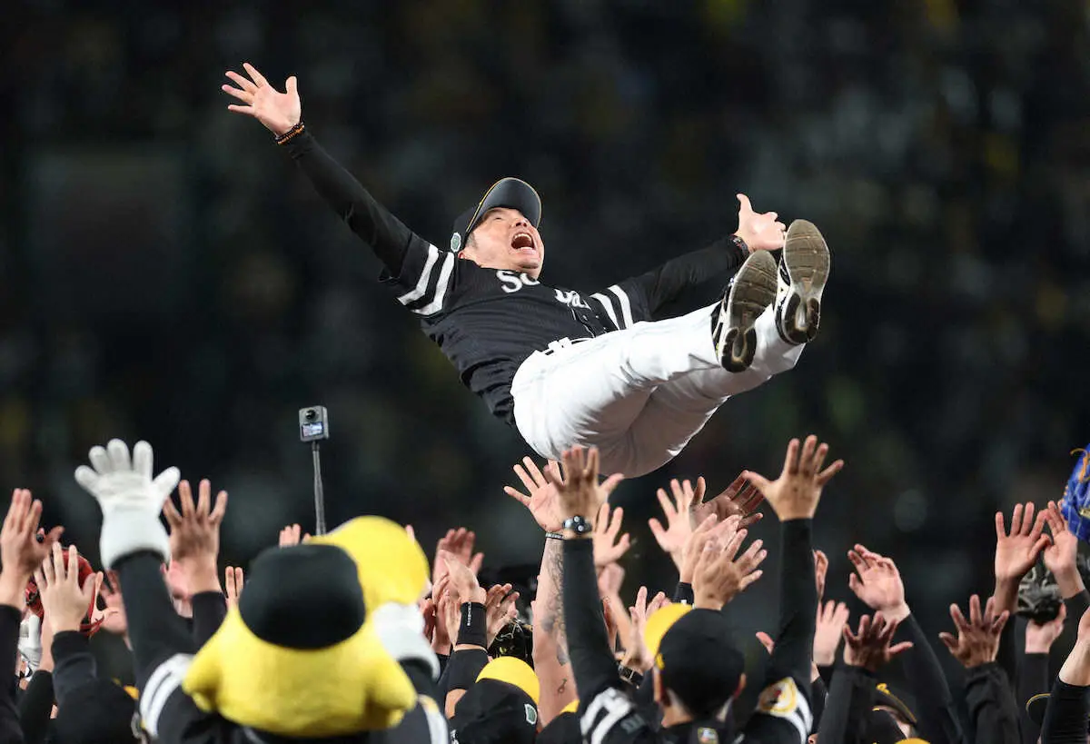【画像・写真】ソフトバンク小久保裕紀監督　日本一胴上げ“9度”舞う「たくましい選手たちに恵まれ幸せ」