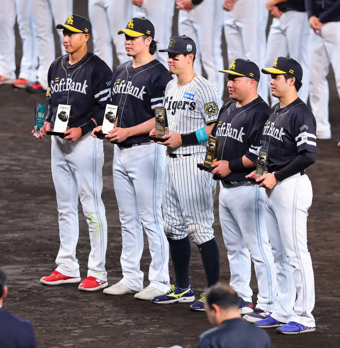 【画像・写真】MVPの山川も認めた　阪神・佐藤輝の“実力”　表彰式の記念撮影で「真ん中に入れ」と言われ、最後は…
