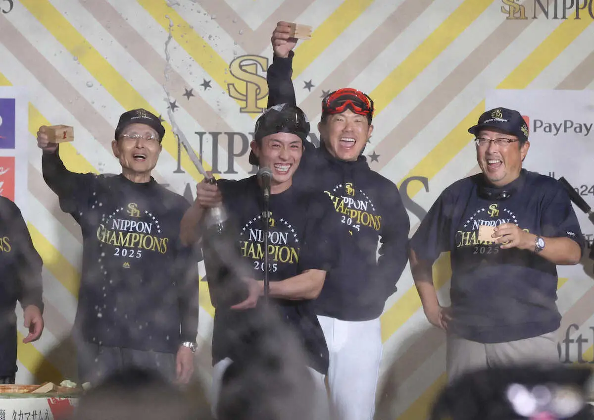 【画像・写真】日本シリーズ＜ソフトバンク祝勝会＞周東選手会長の発声で勝利の美酒を味わうホークスナイン（撮影・中辻　颯太）