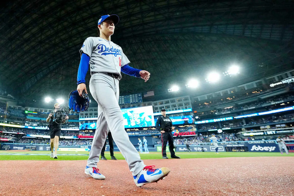【画像・写真】ワールドシリーズで男性ファンがグラウンド乱入　山本由伸もあ然　ブルージェイズの選手からもブーイング