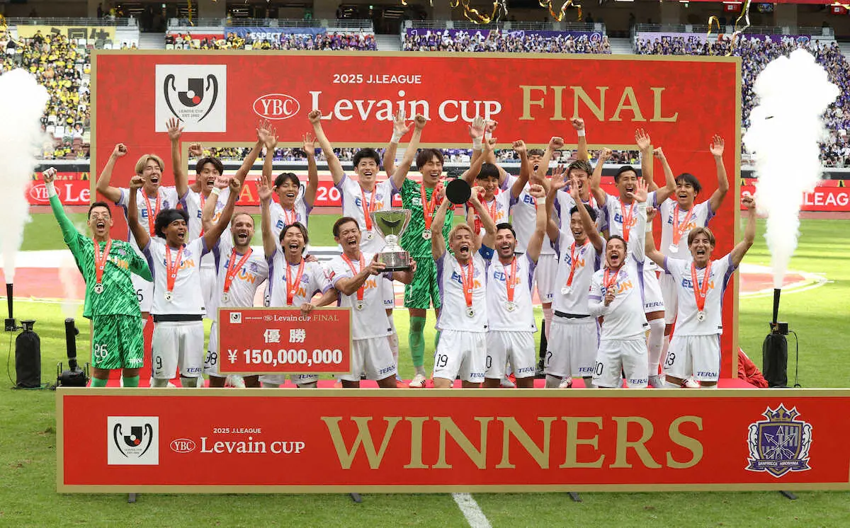 【画像・写真】＜ルヴァン杯決勝　柏・広島＞優勝を喜ぶ広島イレブン（撮影・西海健太郎）