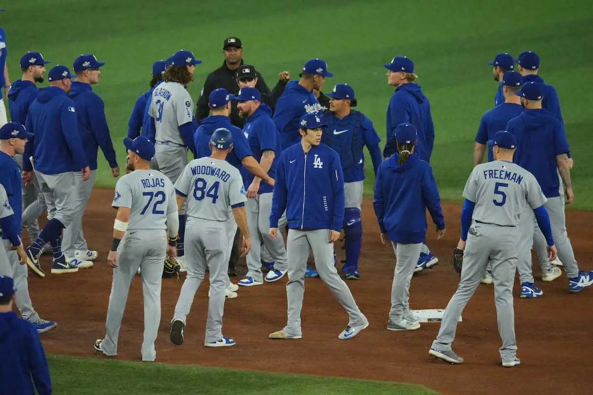 【画像・写真】ワールドシリーズ第7戦で乱闘寸前の騒ぎ　死球巡り両軍選手が一触即発　朗希もブルペンから駆け付ける