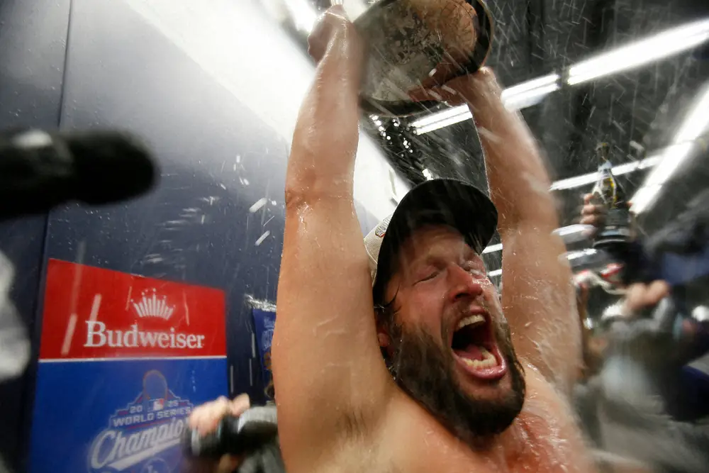 【画像・写真】引退カーショー「こんな最高の仲間と優勝で終われるなんて…」最後のシャンパンファイトも“上裸”で参加