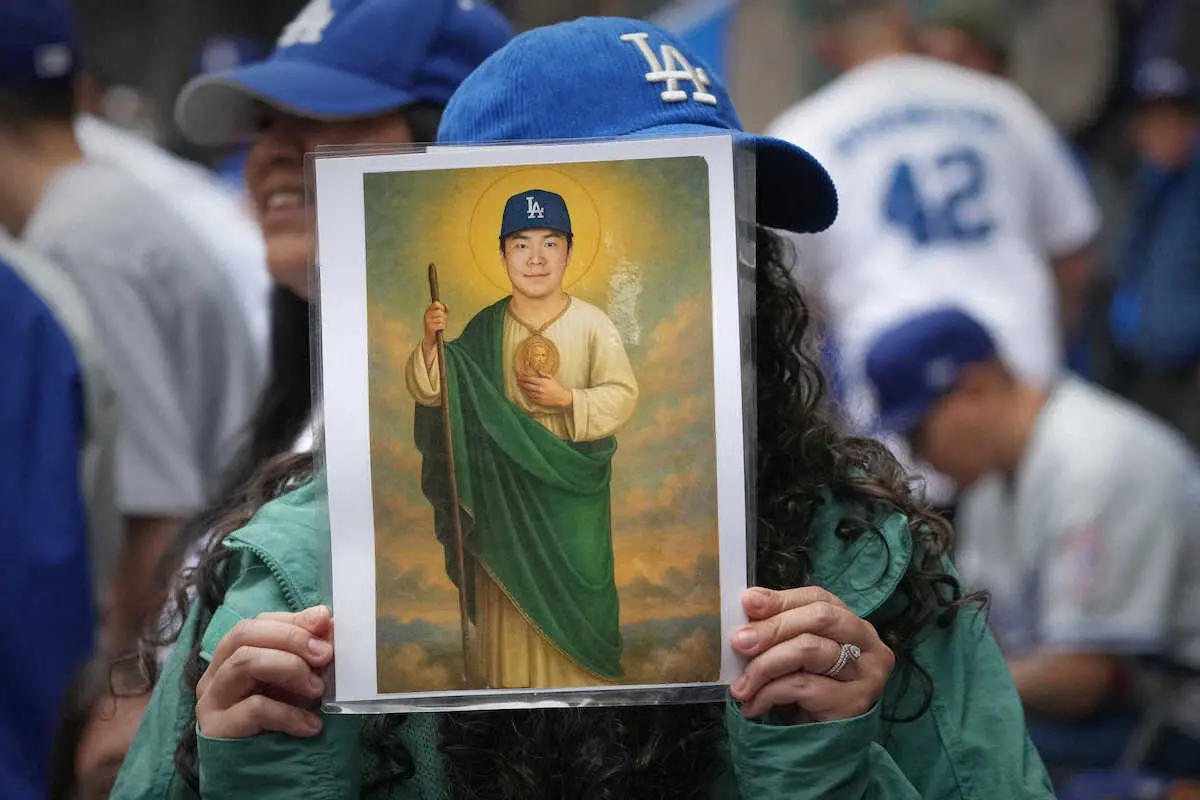 【画像・写真】LA熱狂！ドジャース山本由伸　V2パレードで大歓声　神様に加工した“救世主写真”掲げるファンも