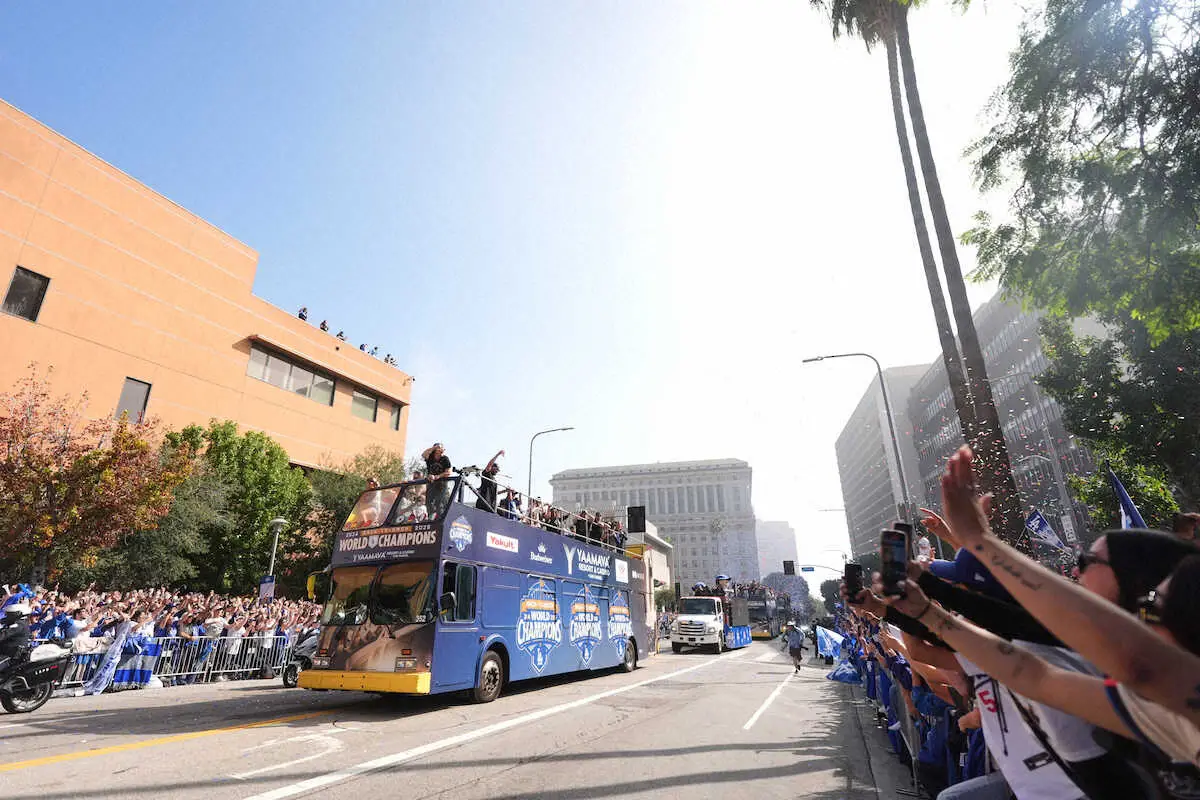 【画像・写真】ドジャースの選手やスタッフが、ワールドシリーズ優勝を祝うパレードで二階建てバスに乗って行進。沿道には二重三重の人がきができる（AP）