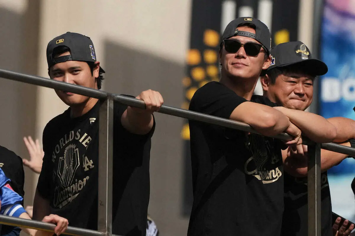 【画像・写真】ドジャースの大谷翔平（左）と山本由伸が二階建てバスに乗ってワールドシリーズ優勝を祝うパレードに参加(AP)