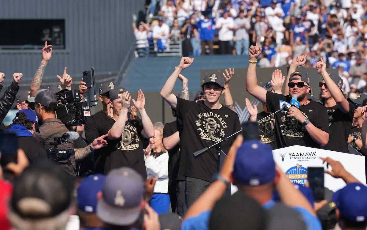 【画像・写真】佐々木朗希　優勝報告会でロハスから24歳誕生日に“サプライズ”で笑顔も…まさかの誘いに苦笑い